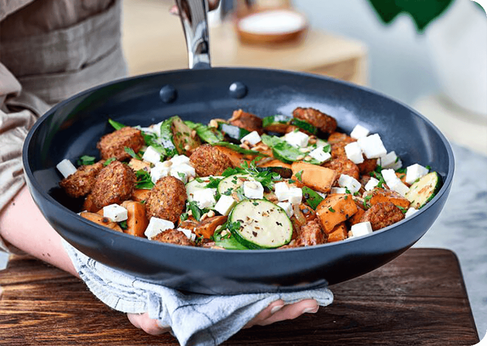 Eenpansgerecht met geroosterde groenten, falafel en feta