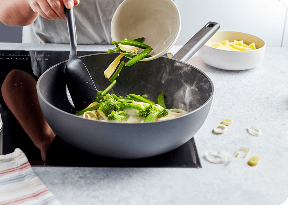 Gezonde gewokte tofu met groene groenten