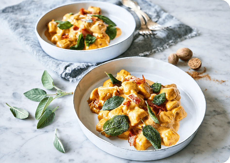 Zoete-aardappel gnocchi met romige pompoensaus, knapperige pancetta en gebakken salie