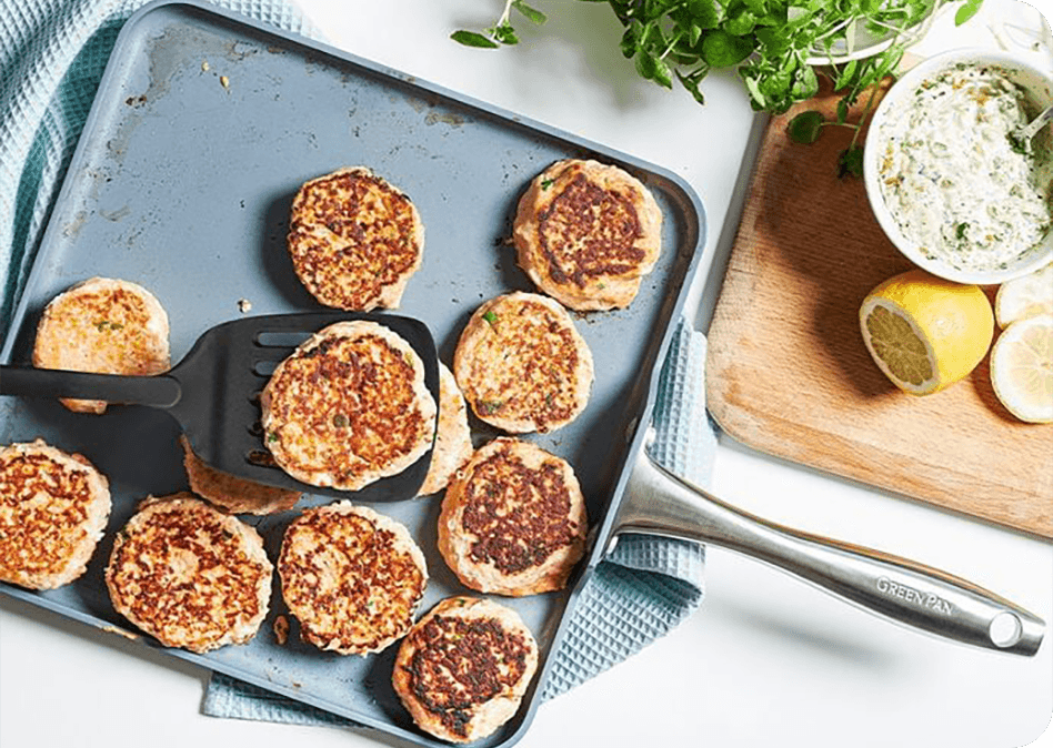 Gegrilde zalmburgers met tartaarsaus