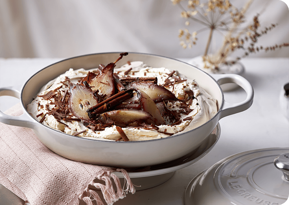 Chocolade pavlova met gepocheerde peren