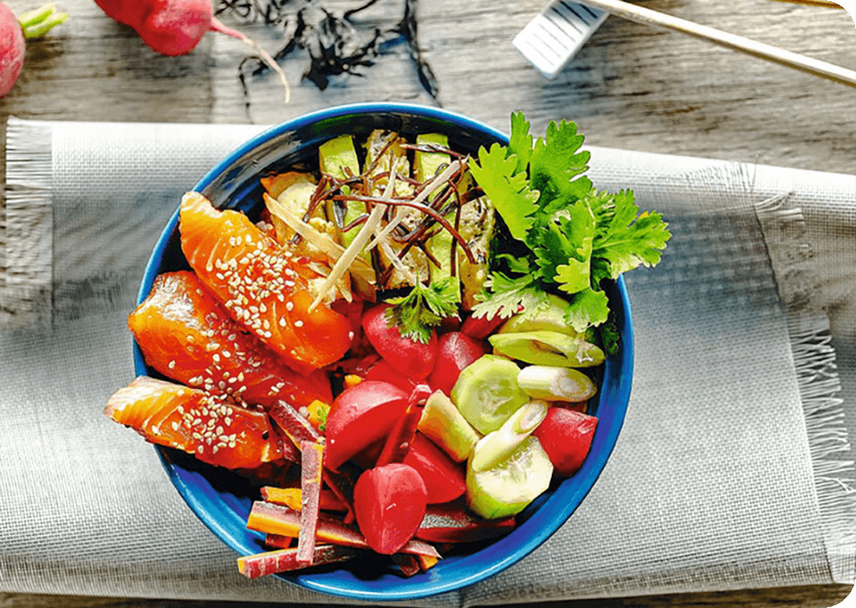 Kleurrijke chirashi sushi met gemarineerde zalm