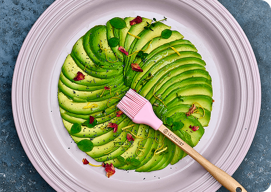 Frisse avocado carpaccio met gemarineerde kruiden & citroen geitenkaas