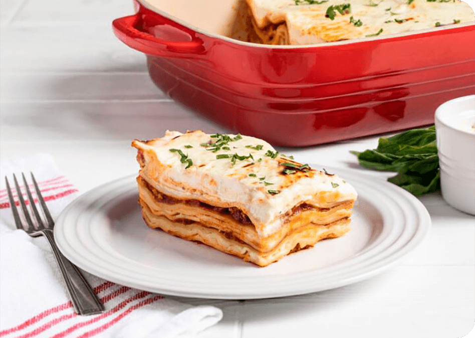 Romige italiaanse lasagne met rijk gehakt en bechamelsaus