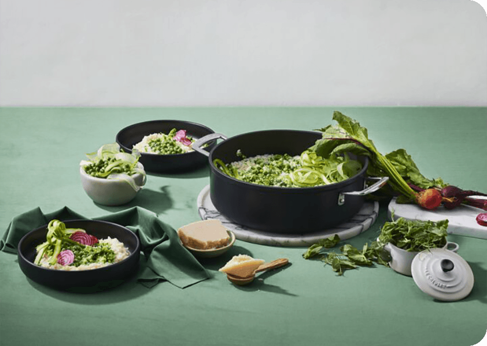 Romige groene risotto met broccolirijst en geschaafde asperges