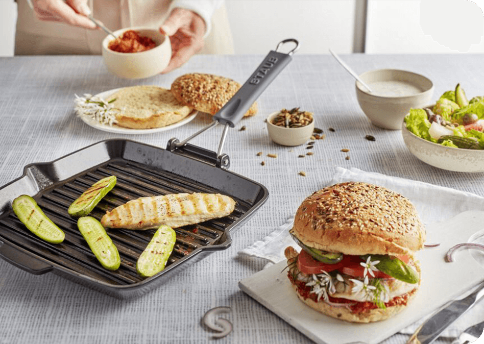 Smaakvolle kipburger met gegrilde komkommer