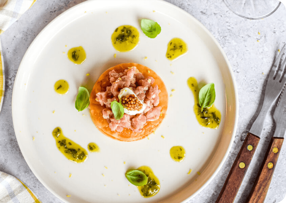 Millefeuille van kalfstartaar met een vleugje salsa verde