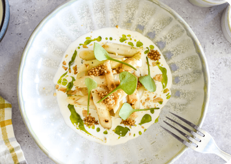 Salade van gegrilde asperges met ingelegd mosterdzaad en groene olie