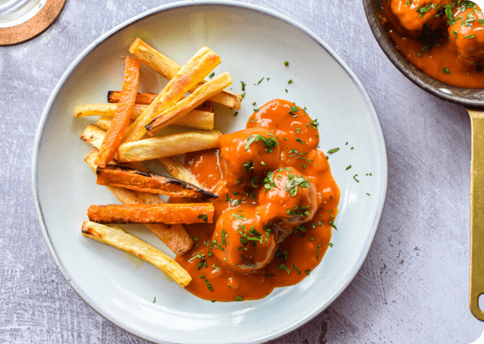 Kipgehaktballetjes in tomatensaus met knapperige groentefrietjes