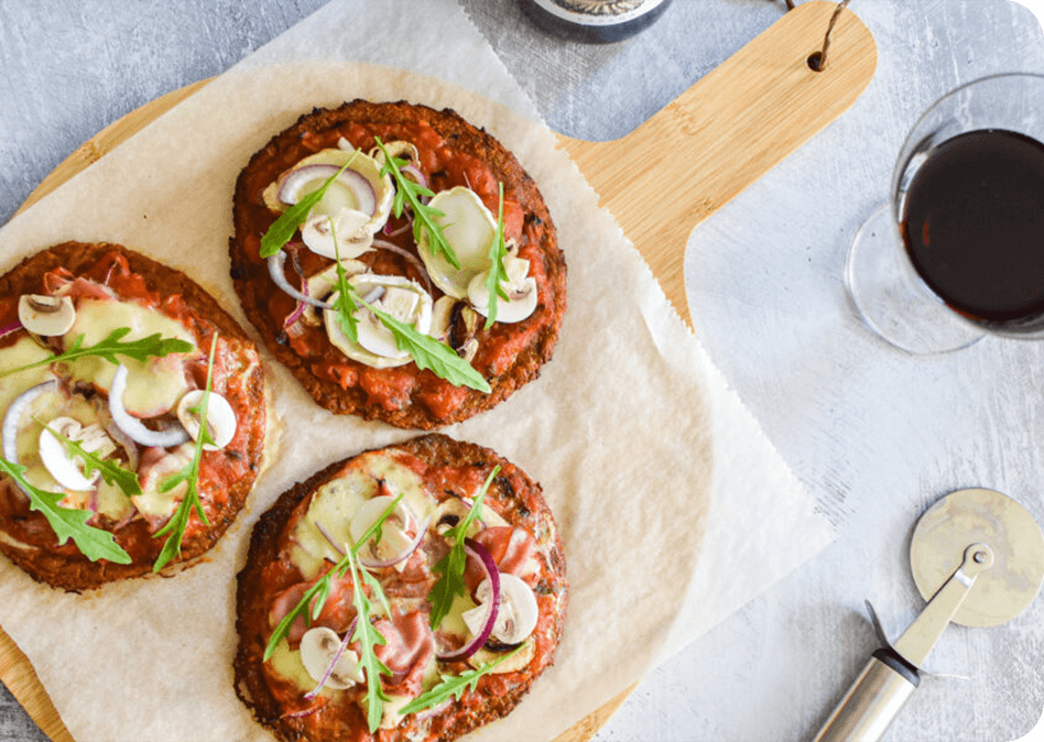 Zoete aardappel pizza met geitenkaas en champignons