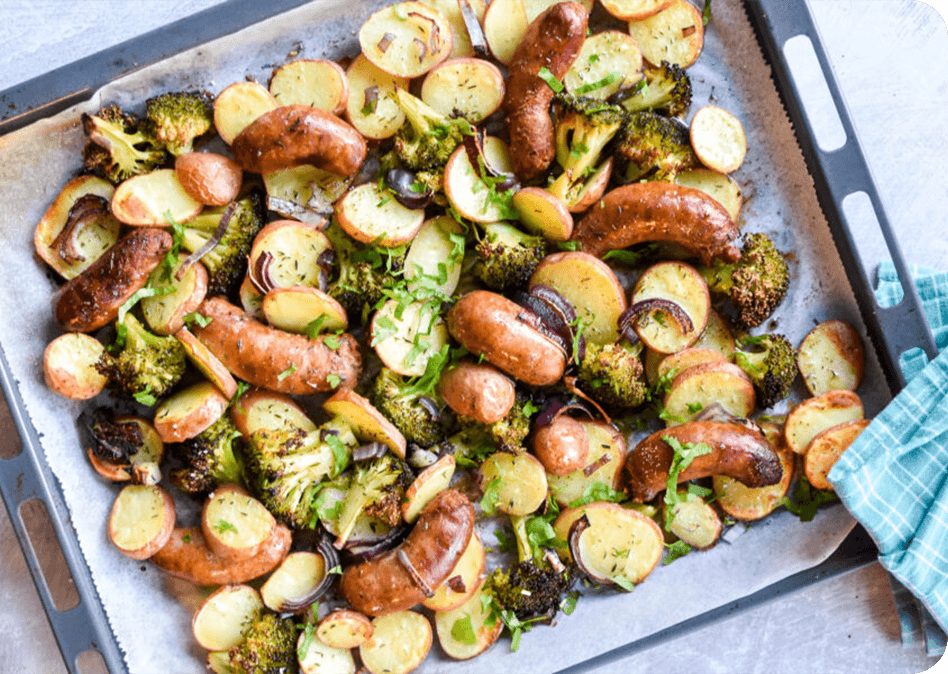 Eenvoudige traybake met worst, aardappels en broccoli