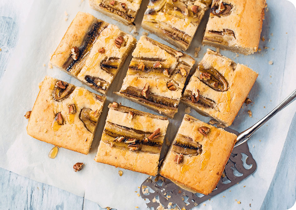 Smeuïge bananencake met pecannoten en gekarameliseerde banaan