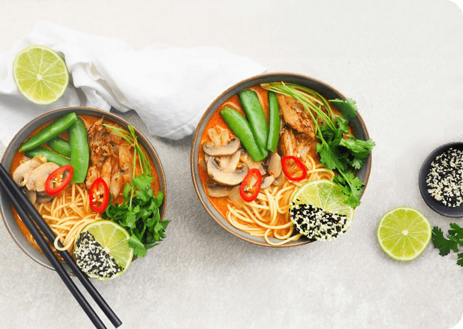 Vegan thaise kippensoep met ramen noedels