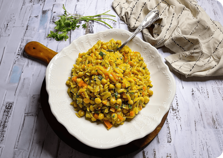 Vegetarische orzo schotel met kikkererwten