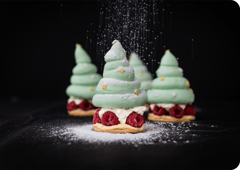 Kerstpavlova met frambozen in kerstboomvorm