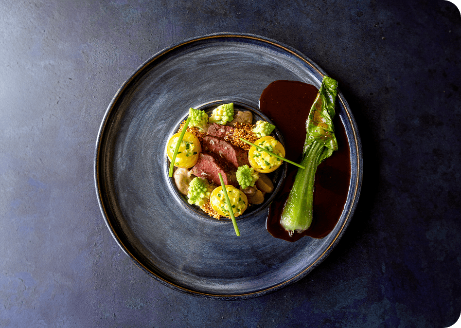 Rugfilet van edelhert met geplette aardappel, aubergine en geroosterde ui