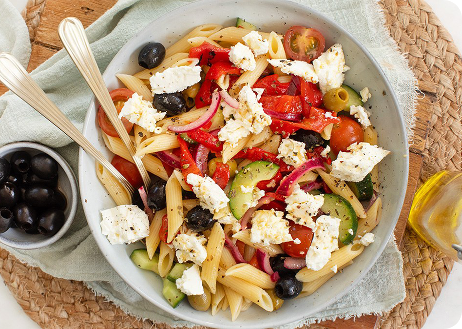 Mediterrane pastasalade met feta en olijven