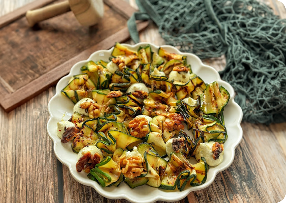 Gegrilde courgette met romige kaas en gekruide walnoten