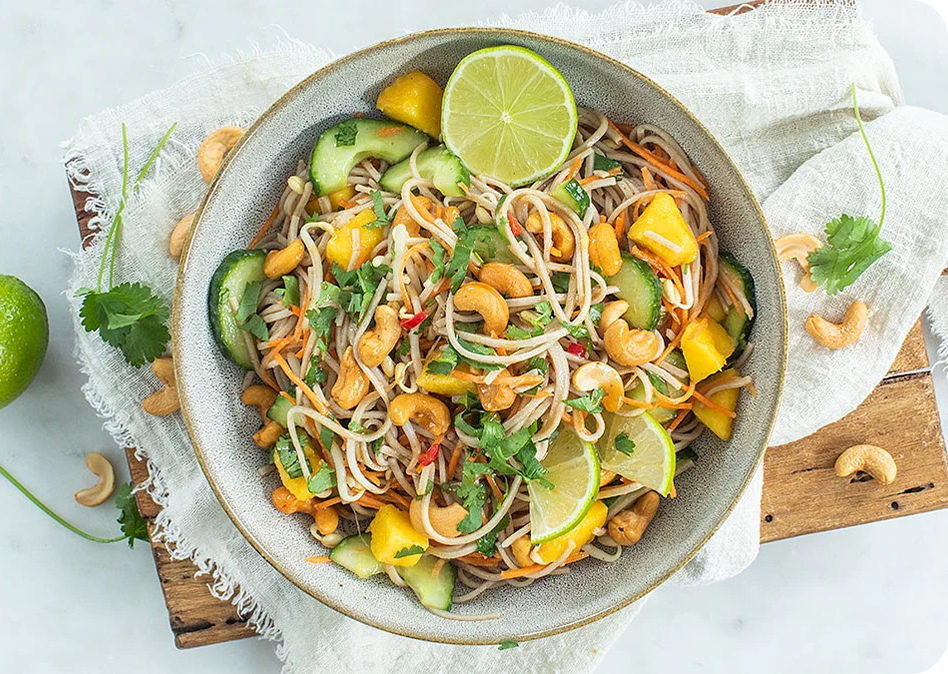 Thaise noedelsalade met mango en pinda-limoendressing