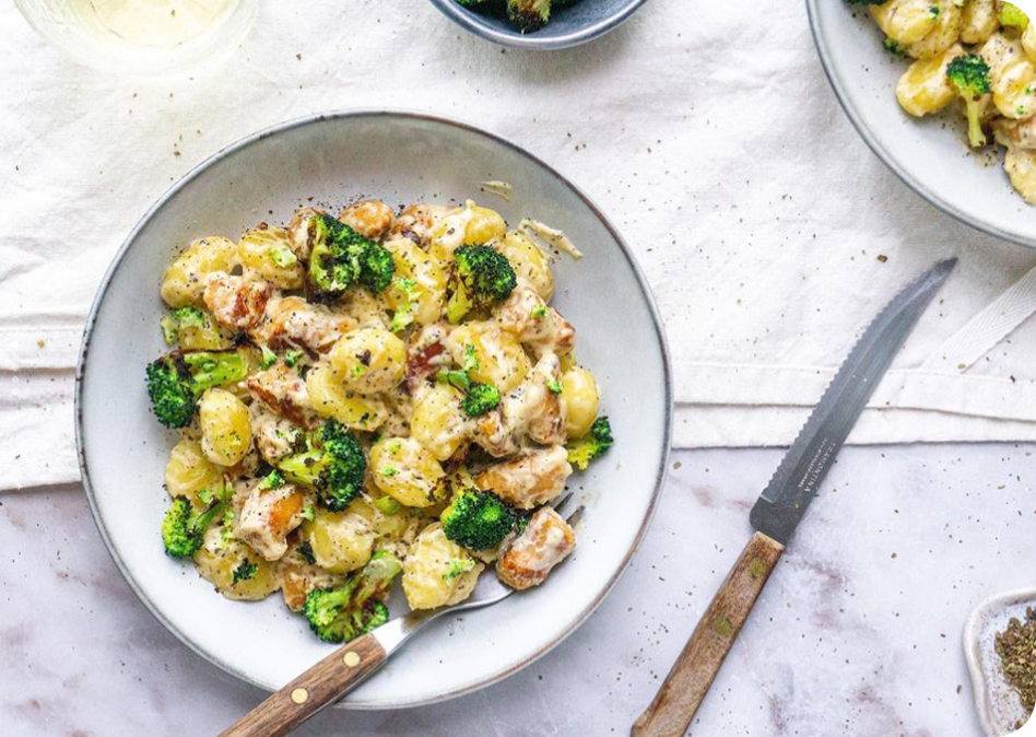 Gnocchi met kruidenkaas, geroosterde broccoli en chipolata