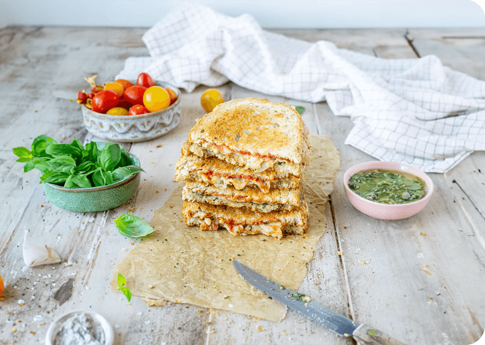 Knapperige Italiaanse croque met pesto en mozzarella