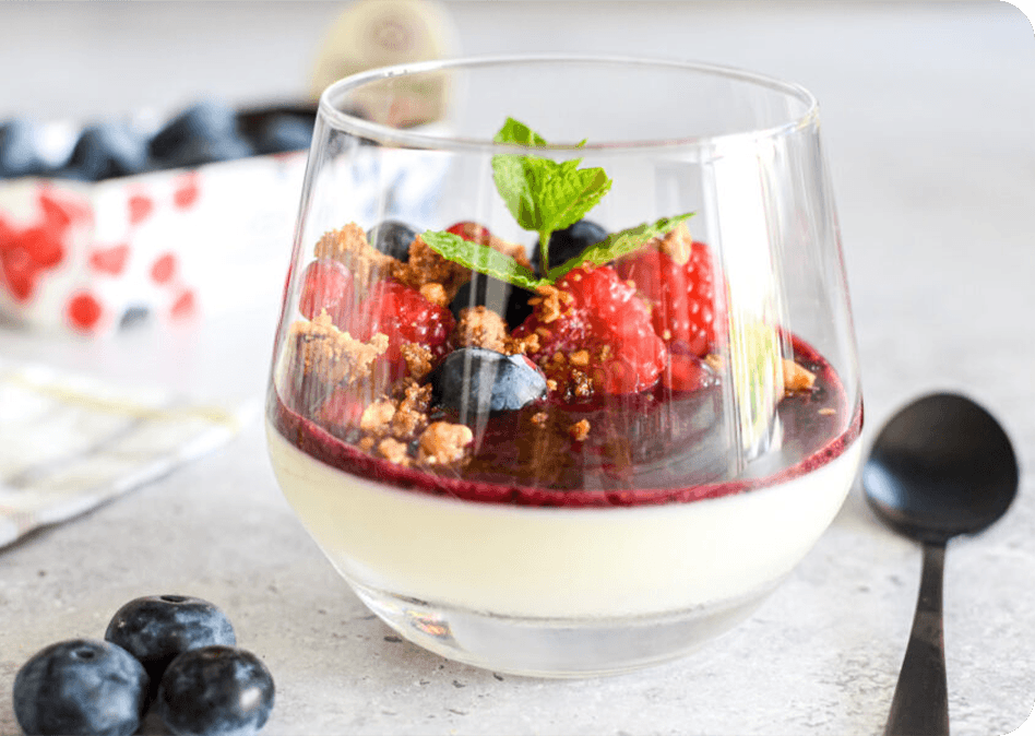 Panna cotta met bessencoulis en hazelnootcrumble