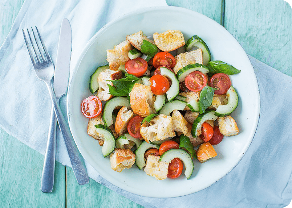 Verfrissende panzanella salade met komkommer