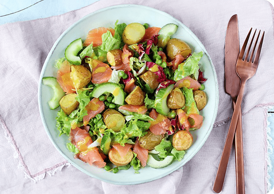 Salade met gerookte zalm en geroosterde aardappeltjes