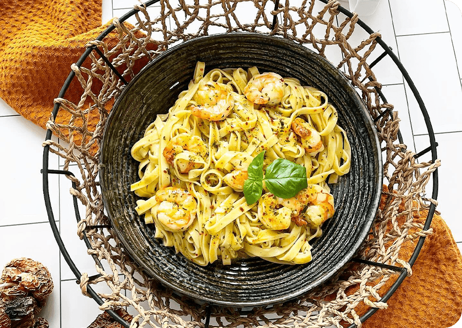 Linguine met scampi in romige basilicumbotersaus