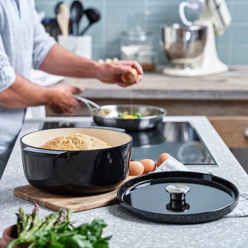 cc006061001-kitchenaid-cast-iron-casserole-dish-with-lid-26cm-onyx-black-4_13788764464531.jpg