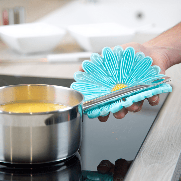 charles-viancin-3412-trivet-daisy-silicone-blue-stove-600x600_3132514434661.png